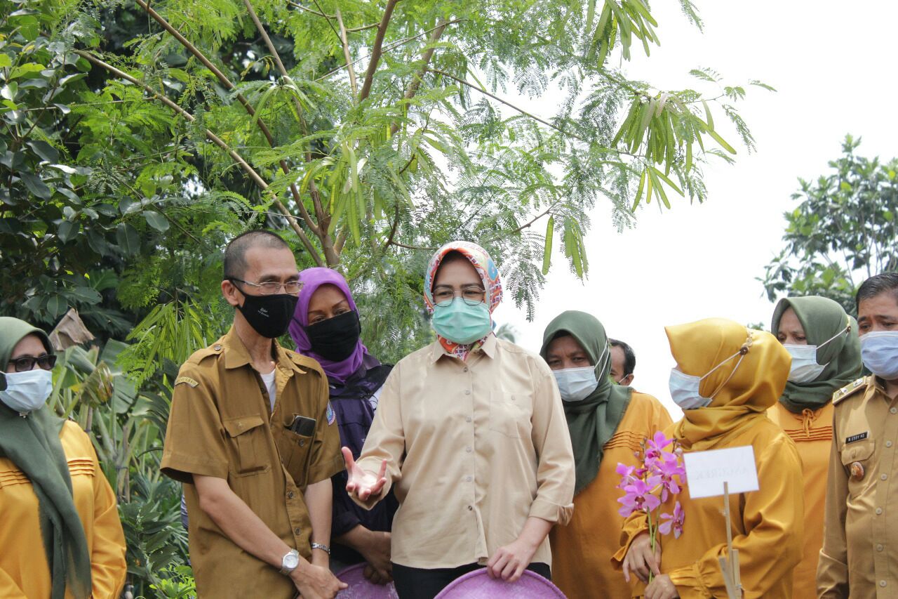 Wali Kota Tangerang Selatan Airin Rachmi Diany apresiasi Program Pertanian Anggrek yang dilakukan oleh kelompok Wanita Tani ( KWT) Az-Zahra, Buaran, Kecamatan Serpong, Selasa (13/10/2020).