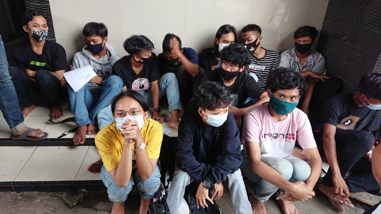 Ratusan remaja berstatus pelajar diamankan Kepolisian karena hendak mengikuti demo penolakan UU Omnibus Law Cipta Kerja (Ciptaker) di halaman Mapolres Metro Tangerang Kota, Selasa (13/10/2020).