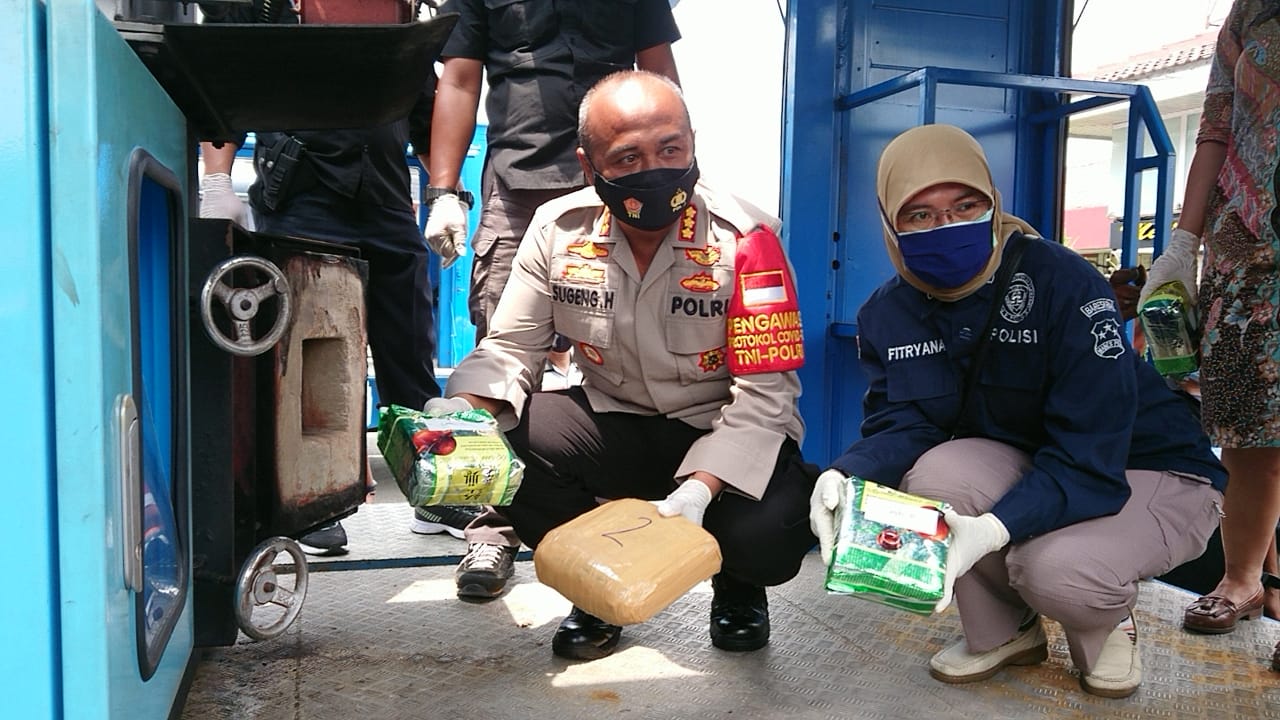 Polres Metro Tangerang Kota saat menyampaikan pemusnahan ratusan gram narkoba jenis sabu dan puluhan tanaman ganja di Mapolres Metro Tangerang Kota, Selasa (13/10/2020).