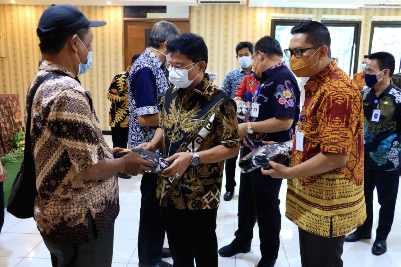 Wakil Wali Kota Tangerang Sachrudin mengimbau masyarakat Kecamatan Periuk untuk mengantisipasi banjir saat menghadiri acara pembagian masker bagi masyarakat se-Kecamatan Periuk di aula kantor Kecamatan Periuk, Kamis (15/10/2020).