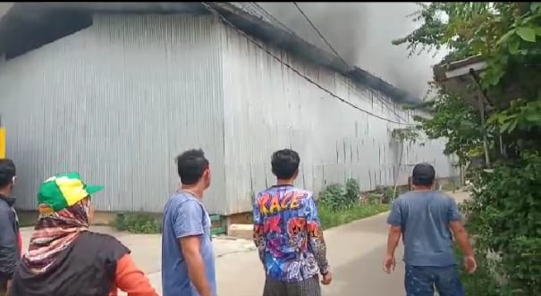 Petugas BPBD Kota Tangerang beserta warga setempat berada di gudang besi milik PT Kualita Mandiri Abadi di Jalan KH Hasyim Ashari, Kecamatan Pinang, selepas memadamkan api, Kota Tangerang kebakaran, Jumat (16/10/2020).