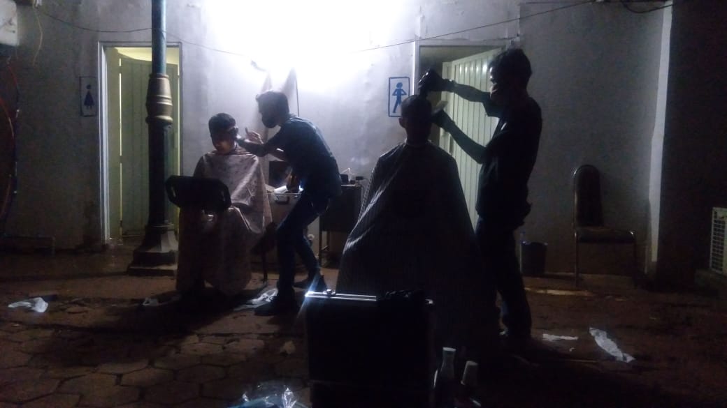 Anggota kepolisian saat mencukur rambut di malam hari, Minggu (18/10/2020).