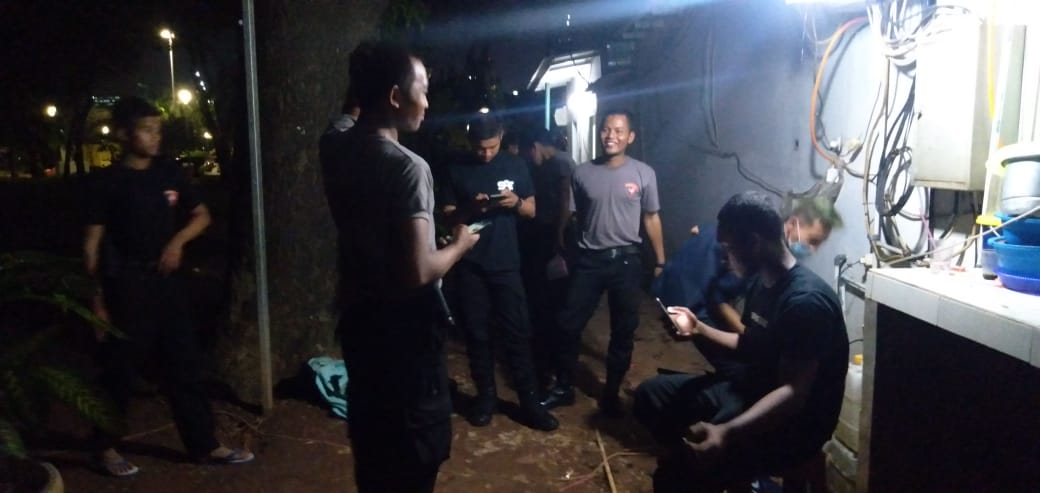 Anggota kepolisian selepas mencukur rambut di malam hari, Minggu (18/10/2020).