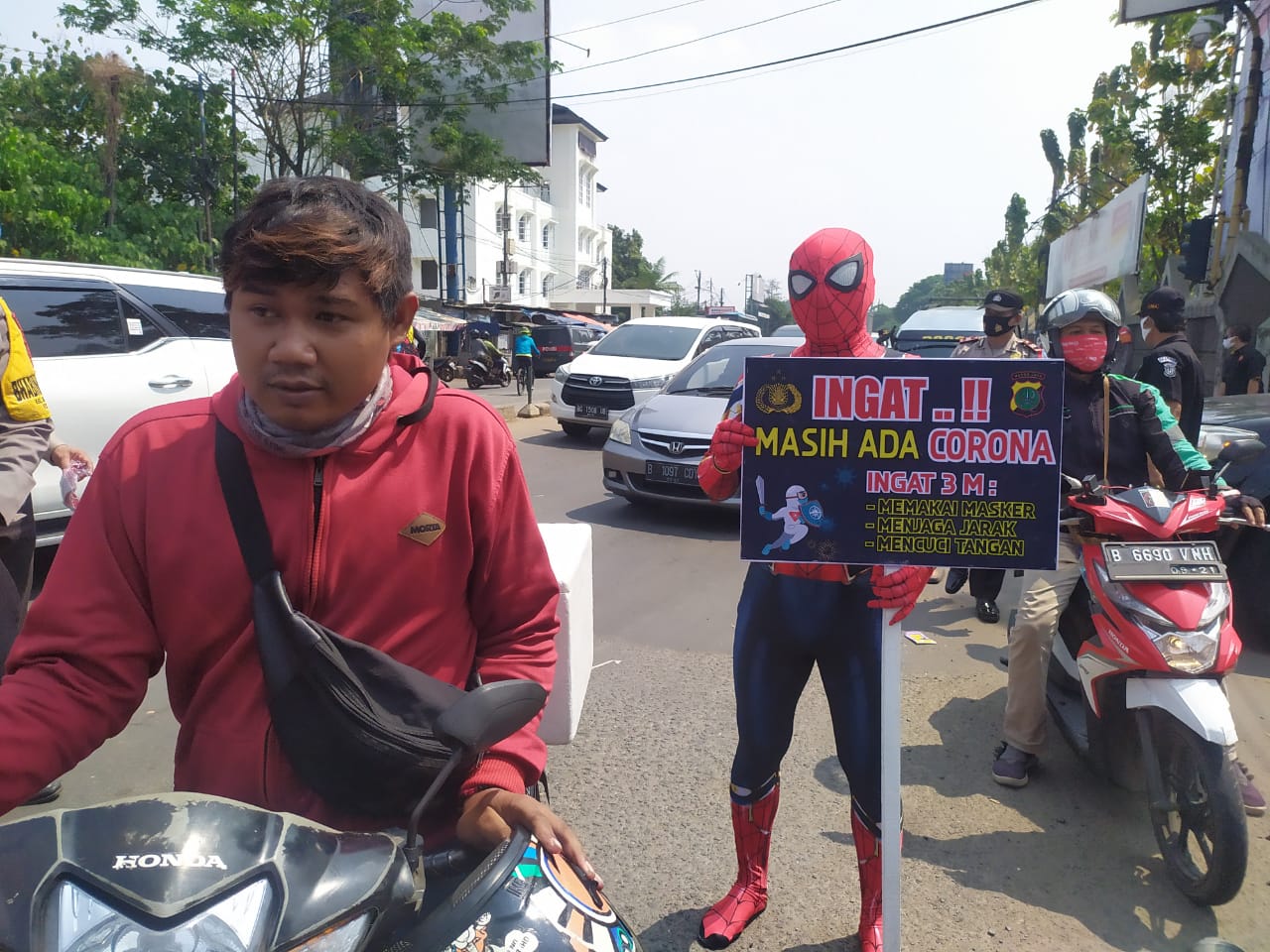 Jajaran Kepolisian berpakaian Superhero saat mengingatkan masyarakat untuk mematuhi protokol kesehatan, 12 September 2020, Rabu (21/10/2020).