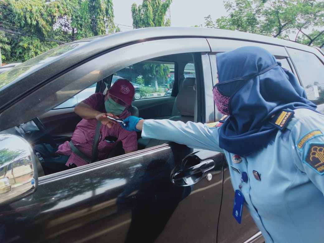 Petugas Lapas Perempuan kelas IIA Tangerang membagikan masker kepada warga disekitaran tugu Adipura Kota Tangerang, Rabu (21/10/2020).
