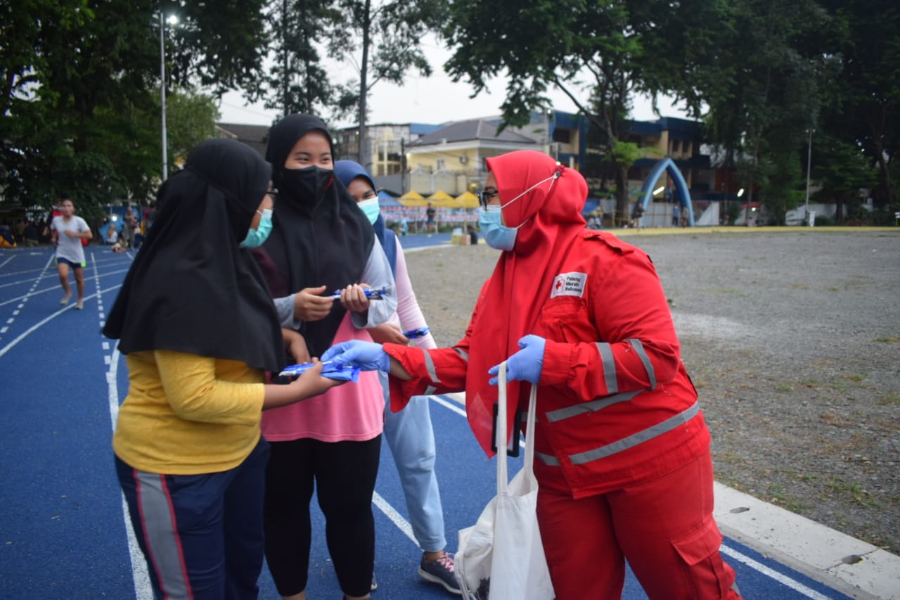 Petugas Palang Merah Indonesia (PMI) Kota Tangerang menyerahkan boks coklat dan biskuit untuk warga terdampak serta penyintas COVID-19, Kota Tangerang, Minggu (25/10/2020).