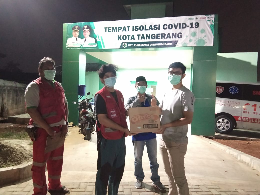 Petugas Palang Merah Indonesia (PMI) Kota Tangerang menyerahkan boks biskuit untuk warga terdampak serta penyintas COVID-19, Kota Tangerang, Minggu (25/10/2020).