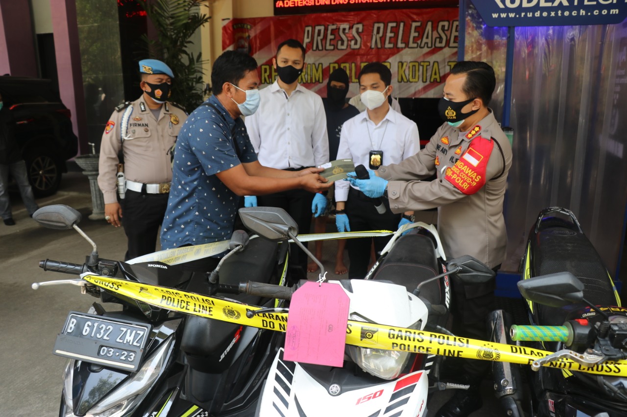 Kapolresta Tangerang Kombes Pol Ade Ary Syam Indradi (di tengah) bersama jajaranya menunjukan barang bukti saat jumpa pers di Mapolresta Tangerang, Kabupaten Tangerang.