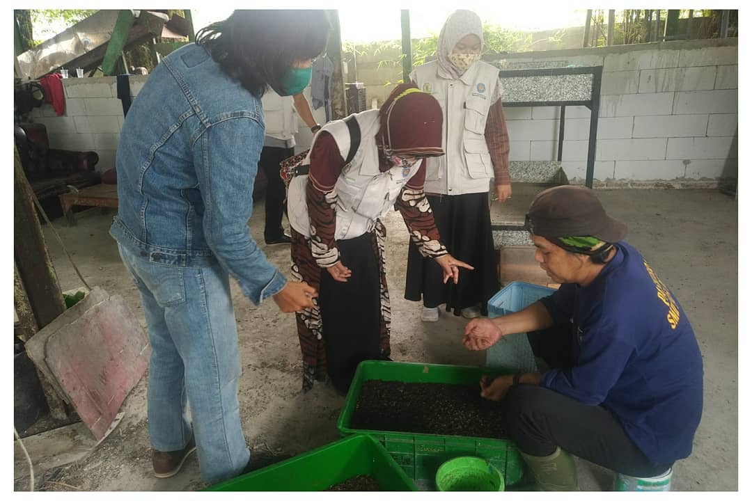 Aktivis Benua Lestari Indonesia Kota Tangerang Eko Fauzan saat memaparkan budidaya maggot kepada para akademisi di Perumahan Benua Indah, Kecamatan Karawaci, Kota Tangerang, Rabu (28/10/2020).