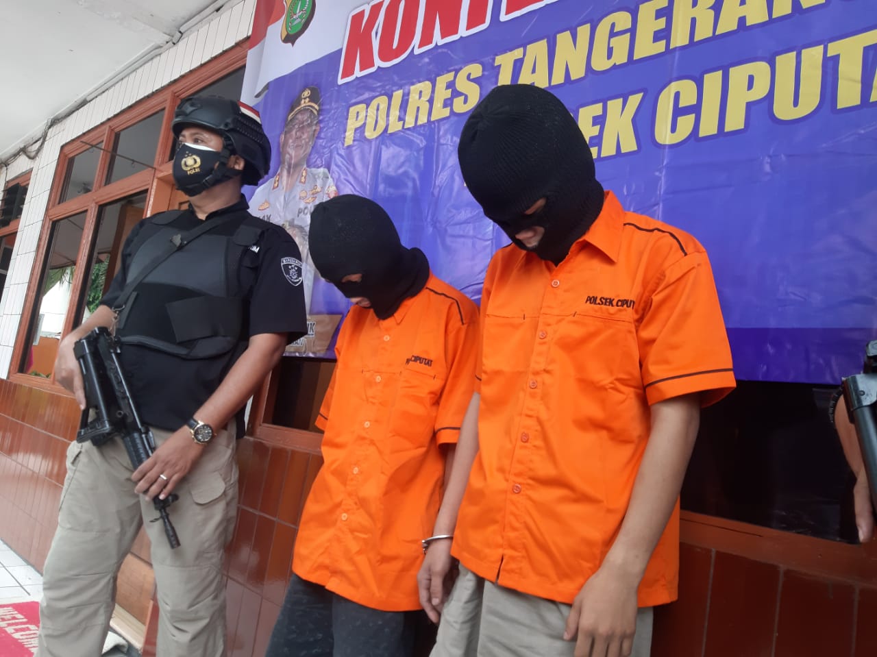 Ke dua pelaku penjambretan saat di dampingi Anggota polsek ciputat dalam jumpa pers di Mapolsek Ciputat Timur, Tangsel, Jumat (30/10/2020).