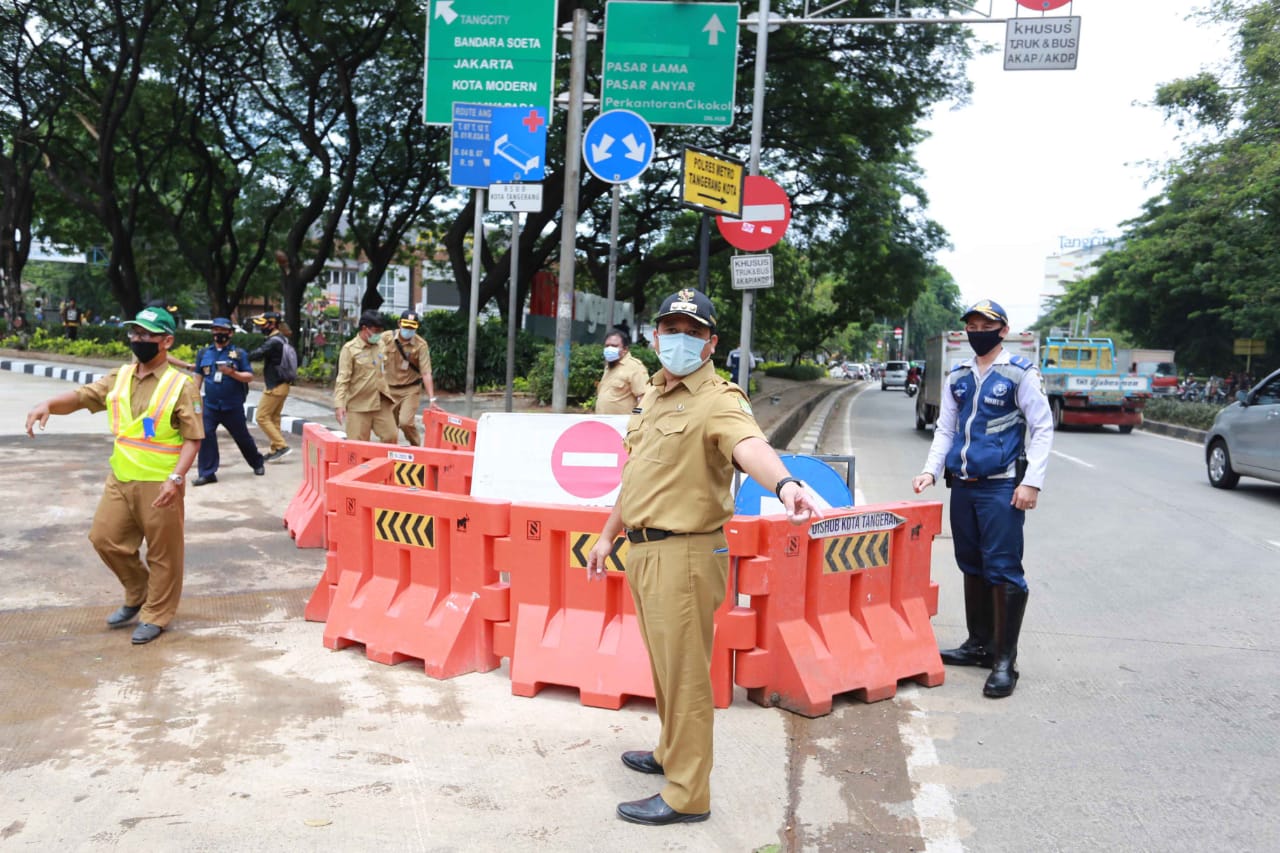 Wali Kota Tangerang Arief R Wismansyah bersama Kepala Dinas PUPR Decky Priambodo serta Kepala Dinas Perhubungan Wahyudi Iskandar pun monitor sekaligus membuka kembali akses jalan tersebut, Senin (2/11/2020).