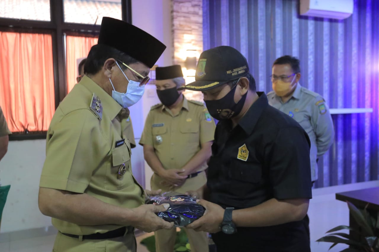 Wakil Wali Kota Tangerang Sachrudin saat menyerahkan marker di aula kantor Kecamatan Batuceper, Tangerang, Senin (2/11/2020).