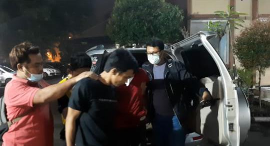 Personel Polsek Kelapa Dua berhasil mengamankan tiga pelaku spesialis pencuri ponsel yang mengincar para pengemudi di Jalan Tol Karawaci, Kelapa Dua, Kabupaten Tangerang, Jumat (26/11/2020) malam.
