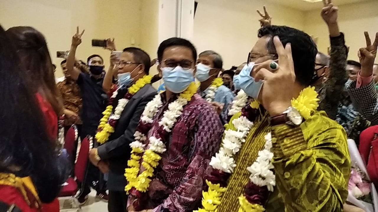 Pasangan calon nomor urut dua di Pilkada Kabupaten Nias Barat Eliyunus Waruwu dan Mareko Zebua (Elmar) bersama masyarakat Nias di Mangkubumi Hall Hotel Narita, Kecamatan Cipondoh, Kota Tangerang, Minggu (8/11/2020).