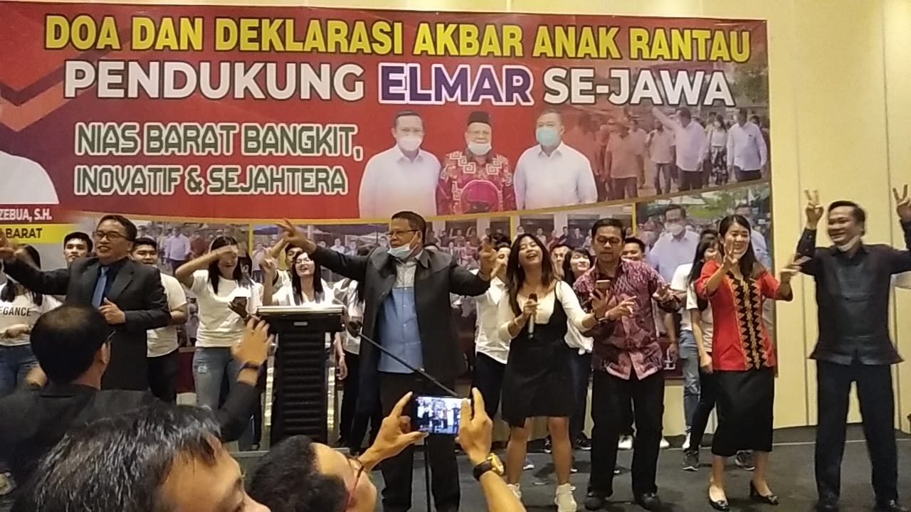 Pasangan calon nomor urut dua di Pilkada Kabupaten Nias Barat Eliyunus Waruwu dan Mareko Zebua (Elmar) bersama masyarakat Nias di Mangkubumi Hall Hotel Narita, Kecamatan Cipondoh, Kota Tangerang, Minggu (8/11/2020).