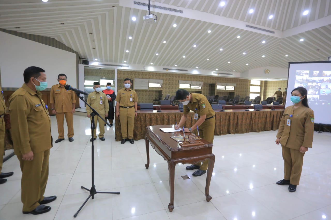 Sekretaris Daerah (Sekda) Kota Tangerang Herman Suwarman mengambil sumpah dan melantik 133 pejabat fungsional di lingkungan Pemerintah Kota Tangerang di Gedung Pusat Pemerintahan Kota Tangerang, Senin (9/11/2020).