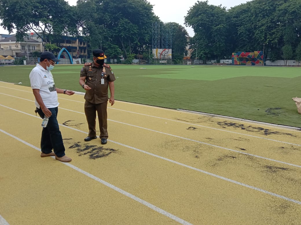 Petugas Satpol PP langsung turun tangan untuk mengecek Lapangan Ahmad Yani yang dikotori orang tidak bertanggung jawab dengan butiran karet, Kota Tangerang, Senin (9/11/2020).