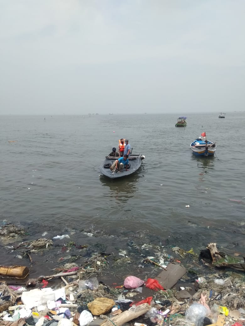 Petugas dan warga saat proses mencari ke tiga nelayan tewas karena kecelakaan saat mencari ikan di Pantai Tanjung Pasir, Kecamatan Teluknaga, Kabupaten Tangerang, Kamis (12/11/2020).