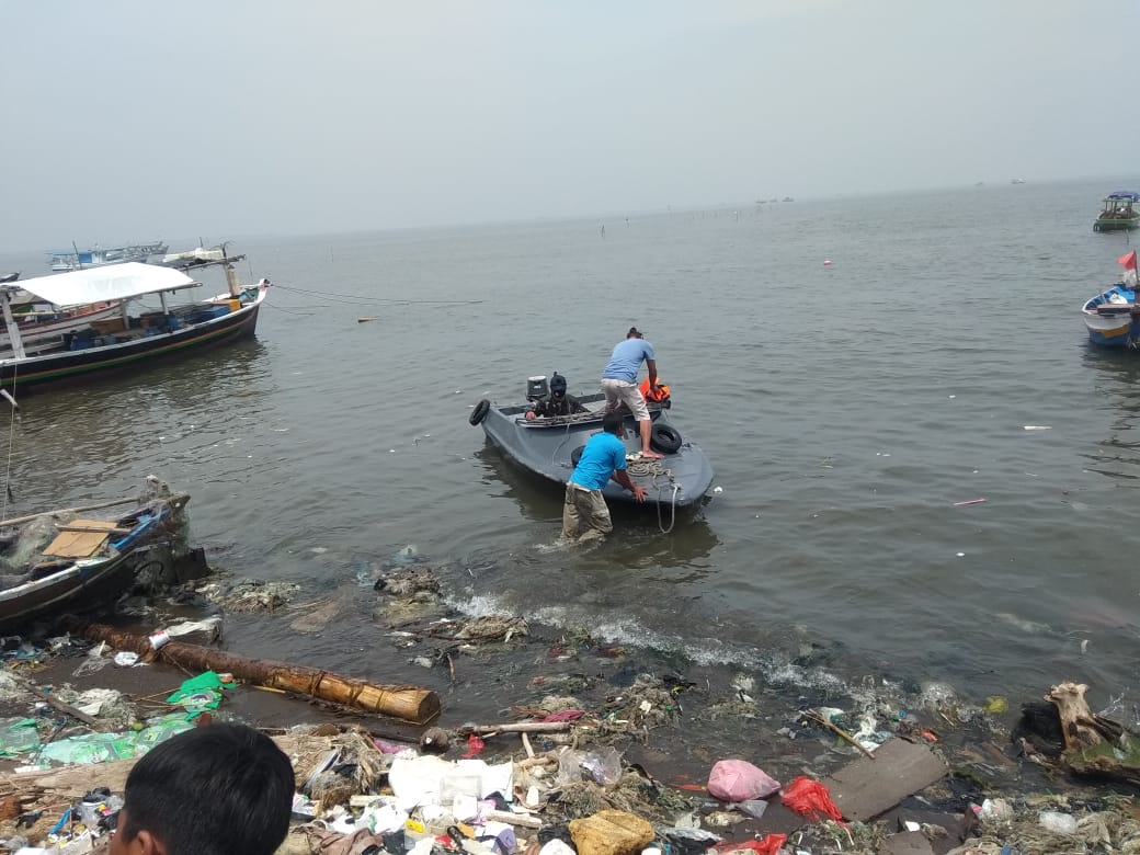 Petugas dan warga saat proses mencari ke tiga nelayan tewas karena kecelakaan saat mencari ikan di Pantai Tanjung Pasir, Kecamatan Teluknaga, Kabupaten Tangerang, Kamis (12/11/2020).