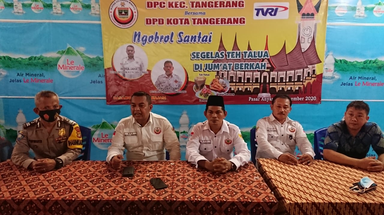 Sejumlah DPD Ikatan Keluarga Minang (IKM) Kota Tangerang menggelar bakti sosial kepada masyarakat di kawasan Pasar Anyar Kota Tangerang, Jumat (13/11/2020).