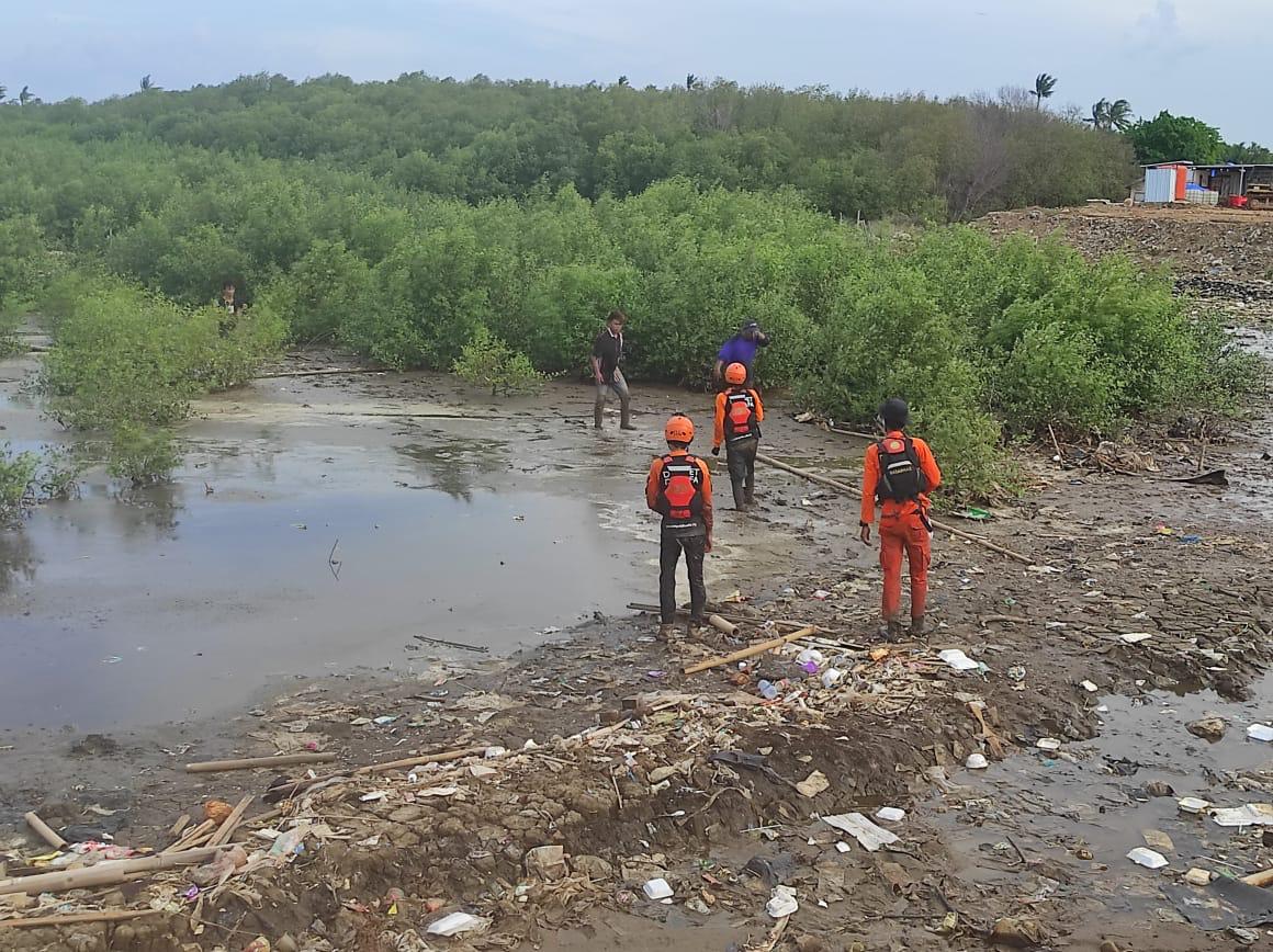 Petugas Tim SAR proses pencarian terhadap Didin, 33, nelayan yang tenggelam di perairan Tanjung Pasir, Kabupaten Tangerang, Minggu (15/11/2020).