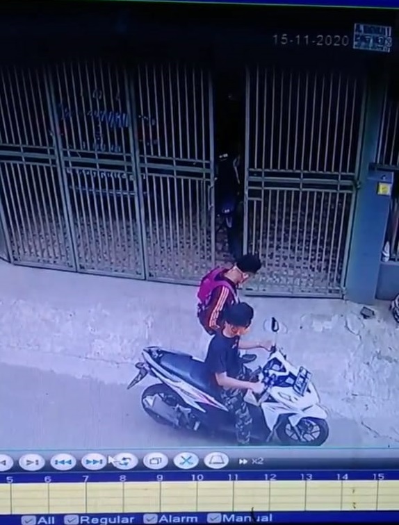 Seunit Closed-Circuit Television (CCTV) merekam aksi kejahatan pencurian kendaraan sepeda motor (Curanmor) yang terjadi di Tangerang Selatan, Minggu (15/11/2020) sore.