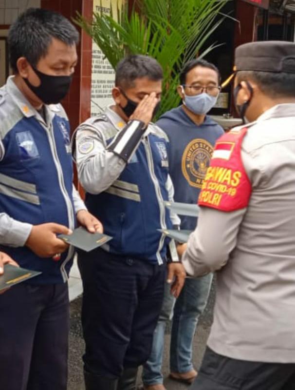 Petugas Dinas Perhubungan (Dishub) Kota Tangerang Selatan saat menunjukan tas pelaku kejahatan kawanan jambret di Jalan Raya Cireundeu, Ciputat Timur, Tangerang Selatan, Selasa (17/11/2020) pagi.