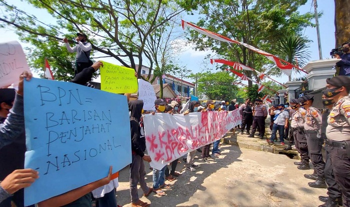 Warga Kabupaten Tangerang berswa foto insiden salah satu protes ke Presiden Joko Widodo (Jokowi) lantaran resah dengan maraknya aksi mafia tanah, Kabupaten Tangerang.
