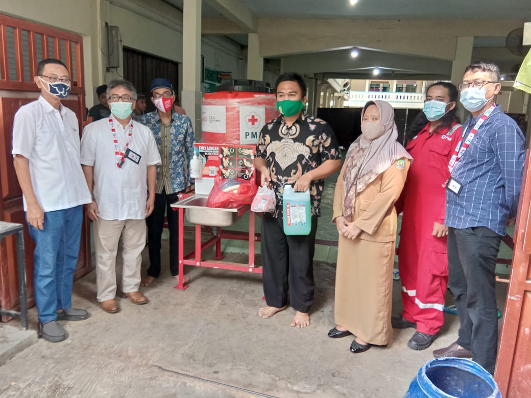 Ketua PMI Kecamatan Karawaci Edi Hafas dan jajaranya saat menyerahkan puluhan wastafel ke Pondok Pesantren (Ponpes) Babus Salam di Karawaci, Kota Tangerang, Selasa (17/11/2020).