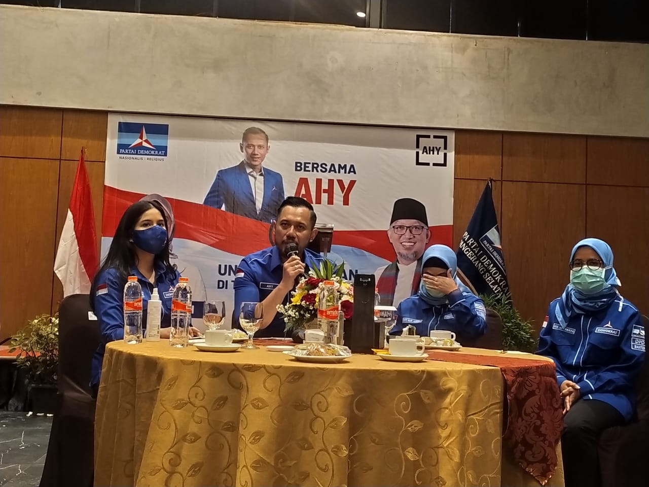 Sejumlah politisi Partai Demokrat berswa foto bersama dalam kontestasi Pilkada di Tangerang Selatan yang dihelat, 9 Desember 2020 di Aviary Hotel Bintaro, Pondok Aren, Tangsel, Rabu (18/11/2020).
