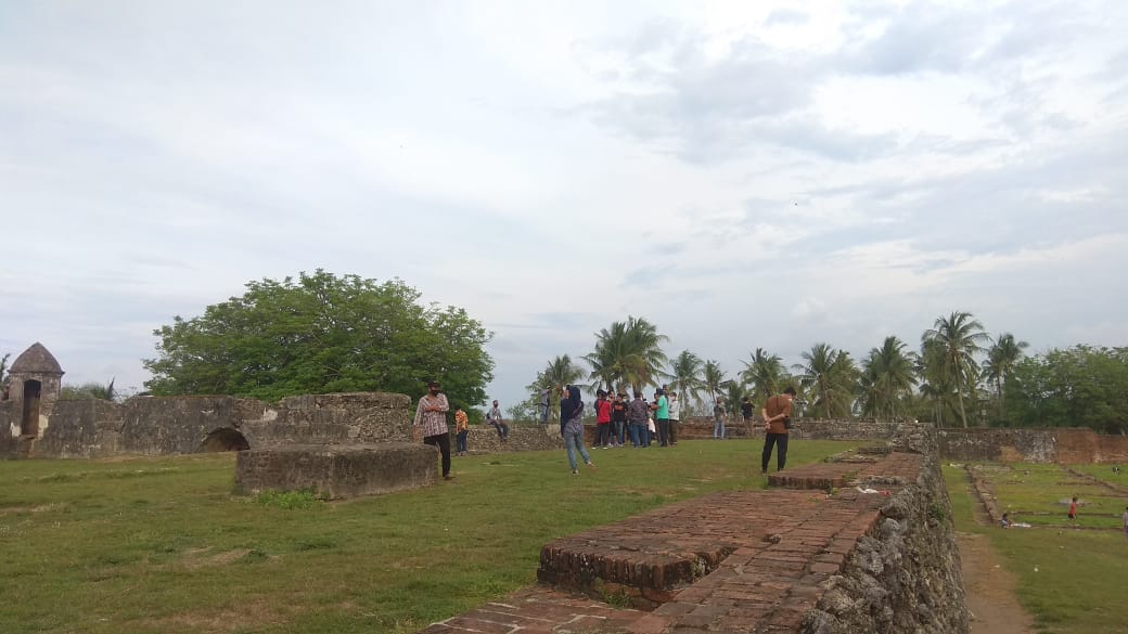 Benteng Speelwijk merupakan destinasi wisata yang telah dikenal masyarakat sebagai tempat wisata yang memiliki kaitan erat dengan masa kejayaan Belanda di Indonesia, Minggu (22/11/2020).