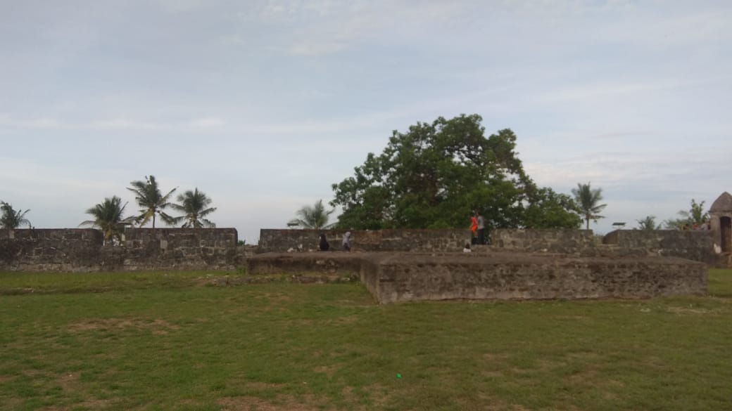 Benteng Speelwijk merupakan destinasi wisata yang telah dikenal masyarakat sebagai tempat wisata yang memiliki kaitan erat dengan masa kejayaan Belanda di Indonesia, Minggu (22/11/2020).