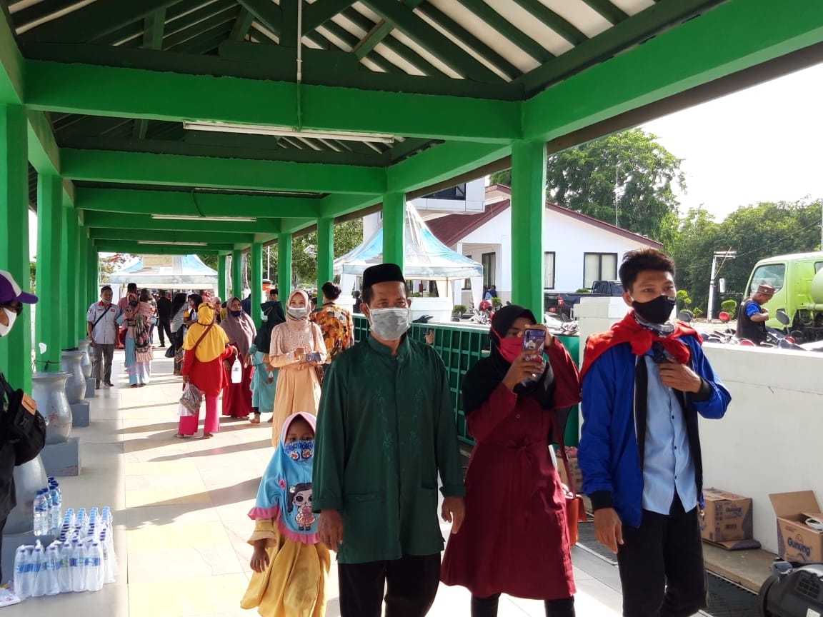 Sejumlah para peziarah dan santri saat berziarah bersama ke makam para Sultan Banten di kawasan Banten Lama, Minggu (22/11/2020).