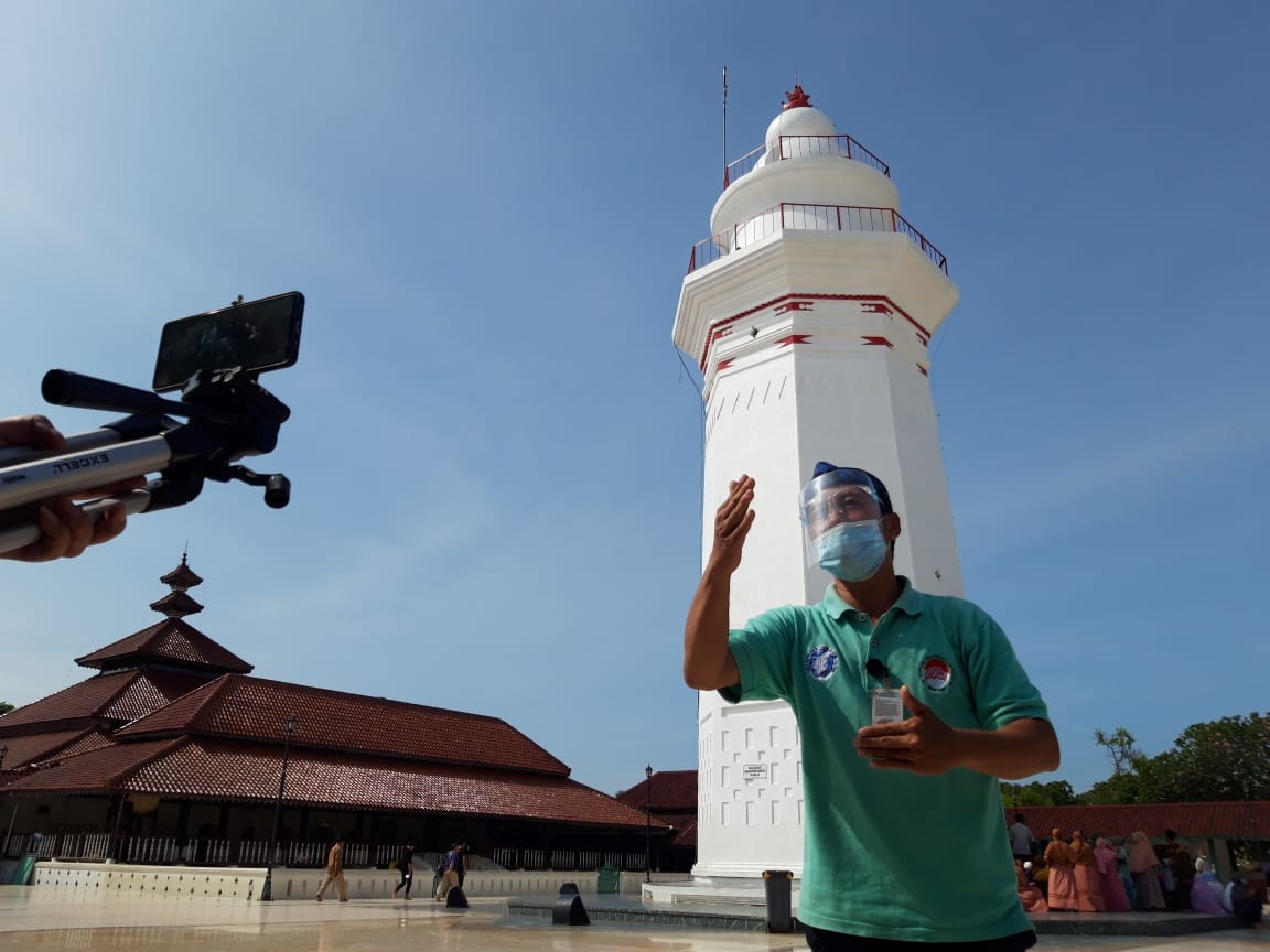 Sejumlah para peziarah dan santri saat berziarah bersama ke makam para Sultan Banten di kawasan Banten Lama, Minggu (22/11/2020).