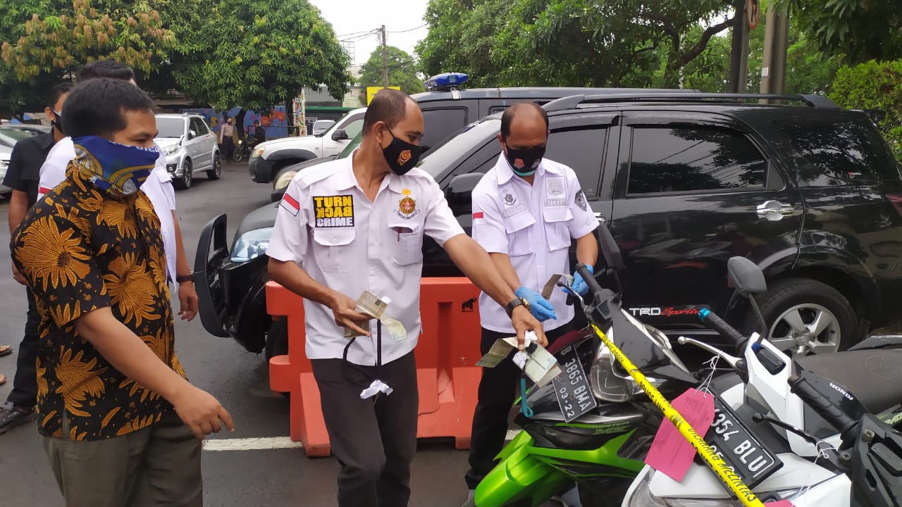 Anggota Polsek Neglasari saat menunjukan barang bukti di lingkungan Polsek Neglasari jenis sepeda motor, Senin (23/11/2020).