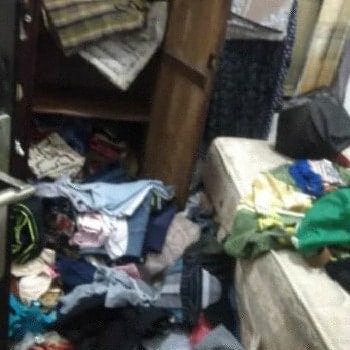 	Kamar yang sudah di obrak abrik pelaku pencuri.