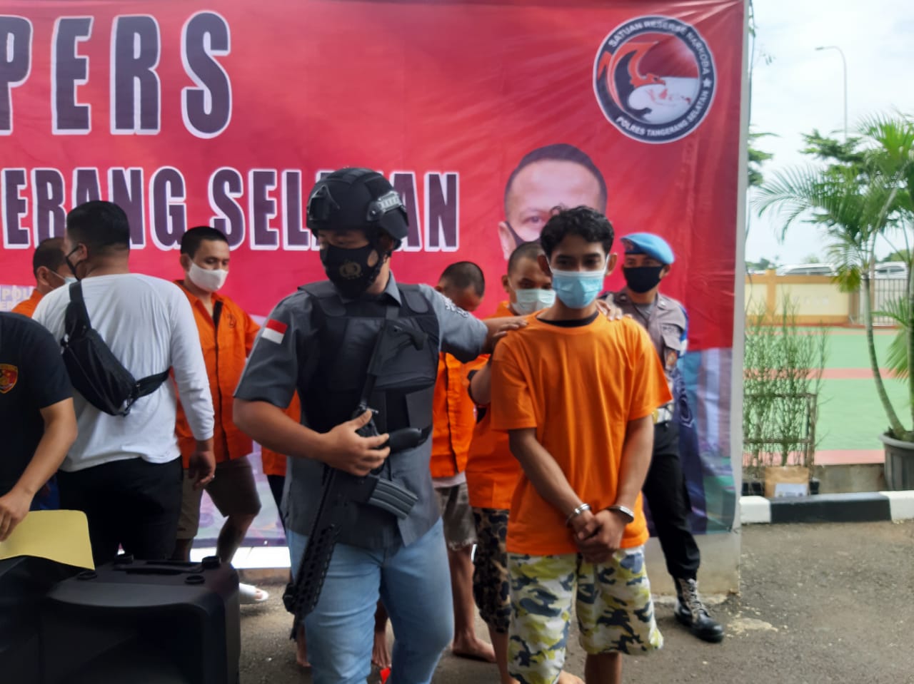 Sejumlah Anggota Kasat Narkoba Polres Tangsel saat meringkus pelaku ke ruang tahanan dalam jumpa pers di Mapolres Tangsel, Selasa (24/11/2020).