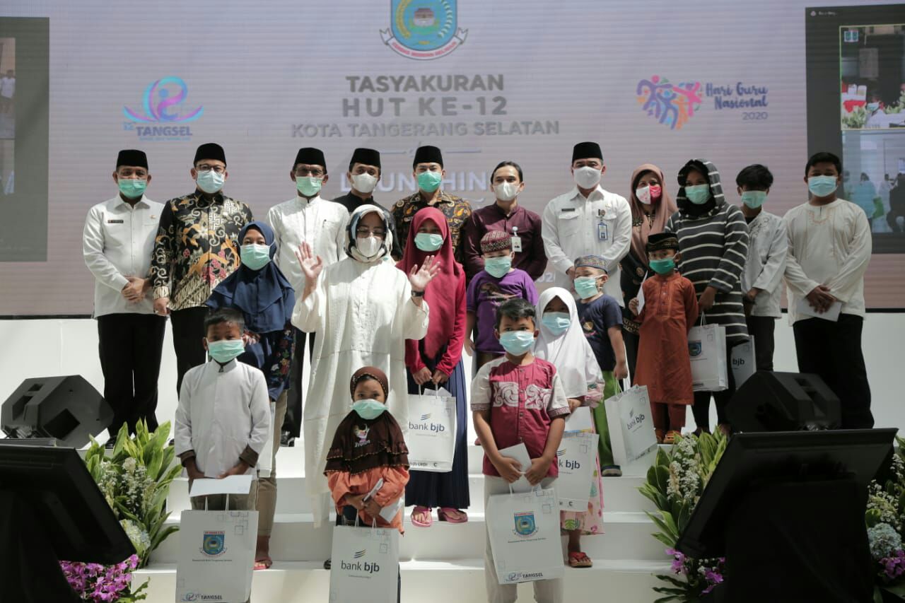 Pemerintah Kota Tangsel berswa foto bersama Anak Yatim dalam rangka perayaan HUT Kota Tangerang Selatan (Tangsel) ke-12, Kamis (26/11/2020).