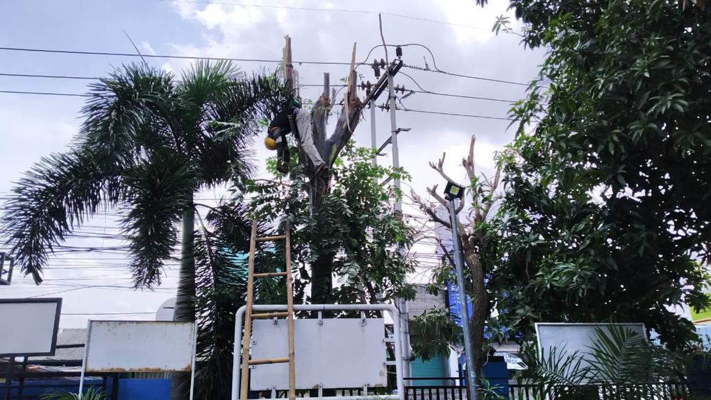 Jasad korban petugas PLN, Nowing tergantung di depan kantor Kelurahan Periuk, Kecamatan Periuk, Kota Tangerang, Kamis (26/11/2020).