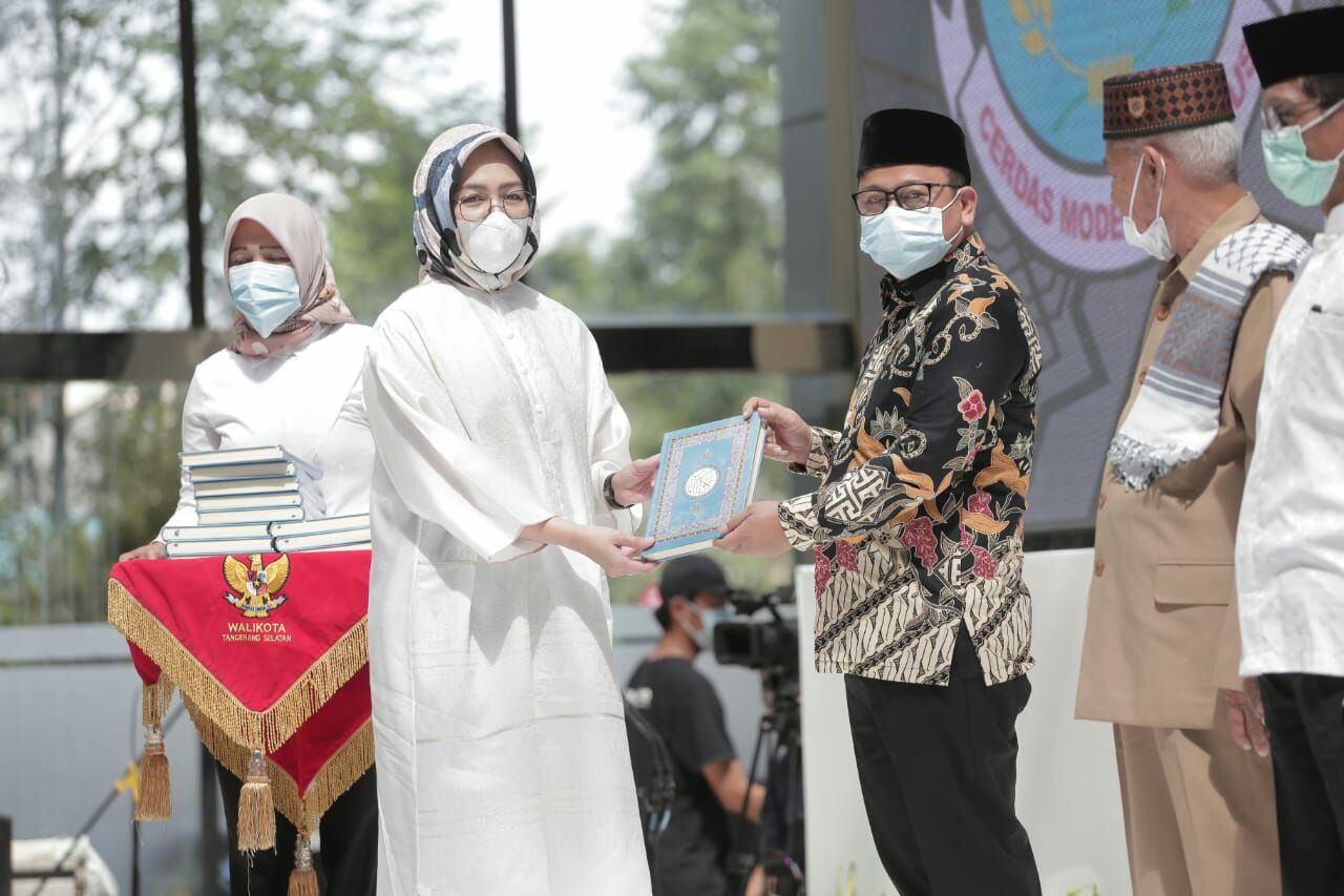 Wali Kota Tangerang Selatan Airin Rachmi Diany saat menyerahkan Al Qur'an, Tangsel, Kamis (26/11/2020).