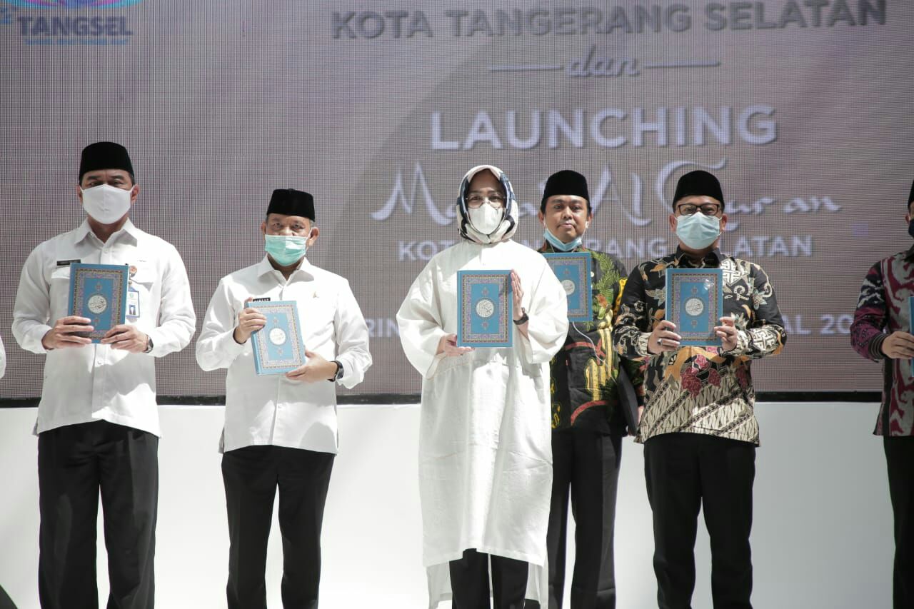 Pemerintah Kota Tangsel berswa foto bersama dalam rangka perayaan HUT Kota Tangerang Selatan (Tangsel) ke-12, melaunching Alquran Mushaf Tangsel, Kamis (26/11/2020).