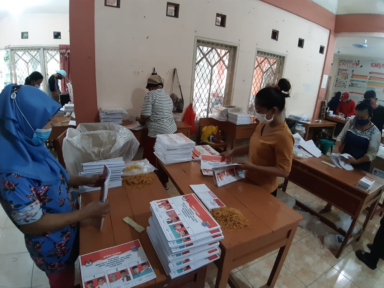 Proses penyortiran kertas surat suara Pemilihan Kepala Daerah (Pilkada) Kota Tangerang Selatan.