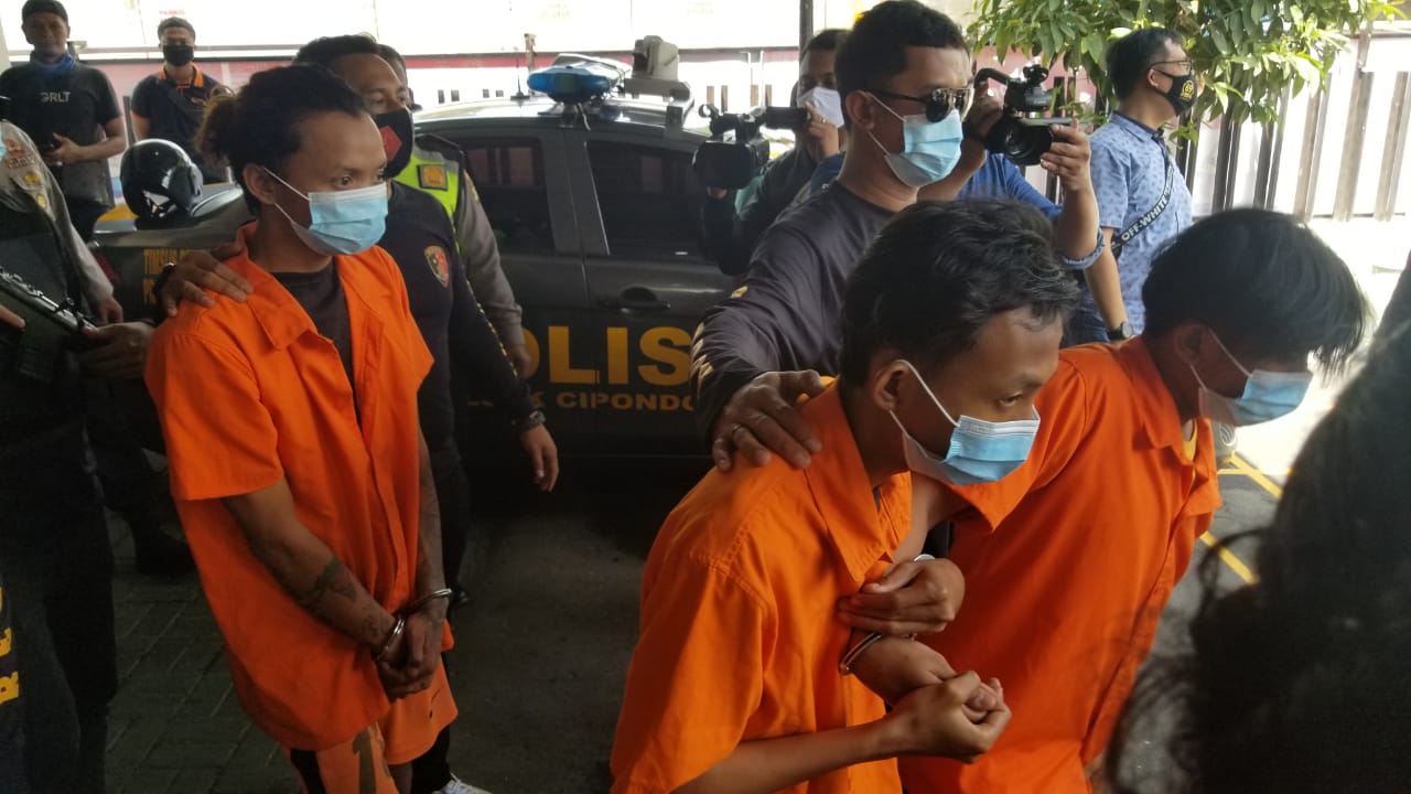 Sejumlah Anggota polsek Cipondoh saat menunjukan barang bukti yang berhasil di amankan dalam jumpa pers, Kota Tangerang, Jumat (27/11/2020).