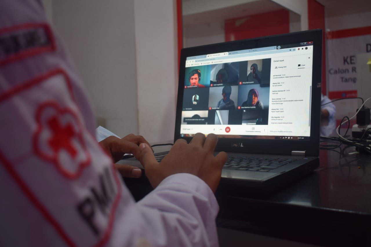 Ketua PMI Kota Tangerang Oman Jumansyah saat menyampaikan pembekalan bagi para calon relawan agar mengetahui dan memahami prinsip-prinsi kepalangmerahan melalui virtual, Minggu (29/11/2020).