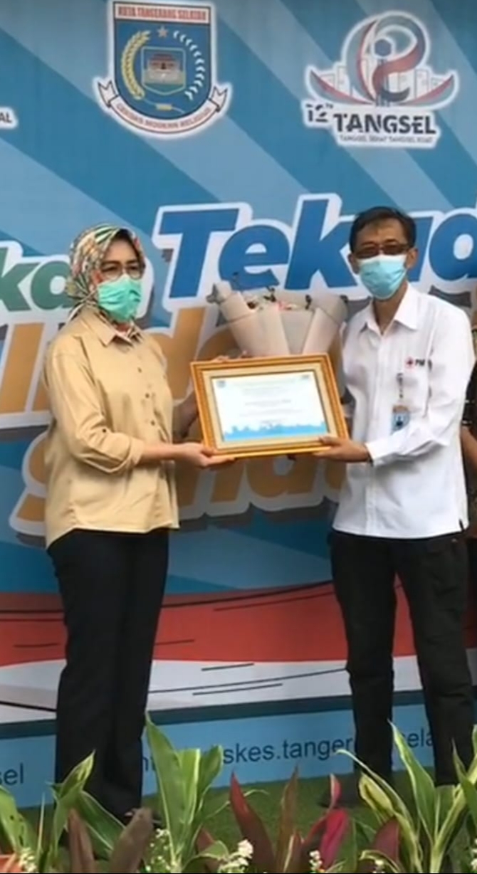Wali Kota Tangerang Selatan, Airin Rachmi Diany saat menyerahkan penghargaan kepada Koordinator Rumah Lawan COVID-19, Suhara Manullang, Senin (30/11/2020).