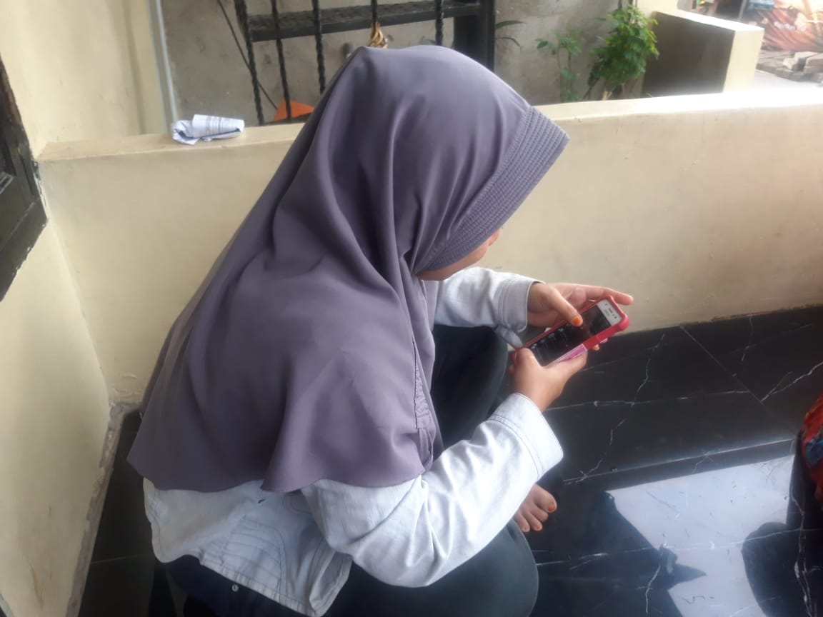 Sejumlah warga tengah memanfaatkan fasilitas jaringan internet yang dipasang secara swadaya di lingkungan RW 5 Kelurahan Poris Plawad, Kecamatan Cipondoh, Kota Tangerang, Minggu (6/12/2020).