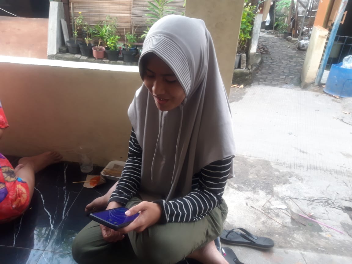 Sejumlah warga tengah memanfaatkan fasilitas jaringan internet yang dipasang secara swadaya di lingkungan RW 5 Kelurahan Poris Plawad, Kecamatan Cipondoh, Kota Tangerang, Minggu (6/12/2020).