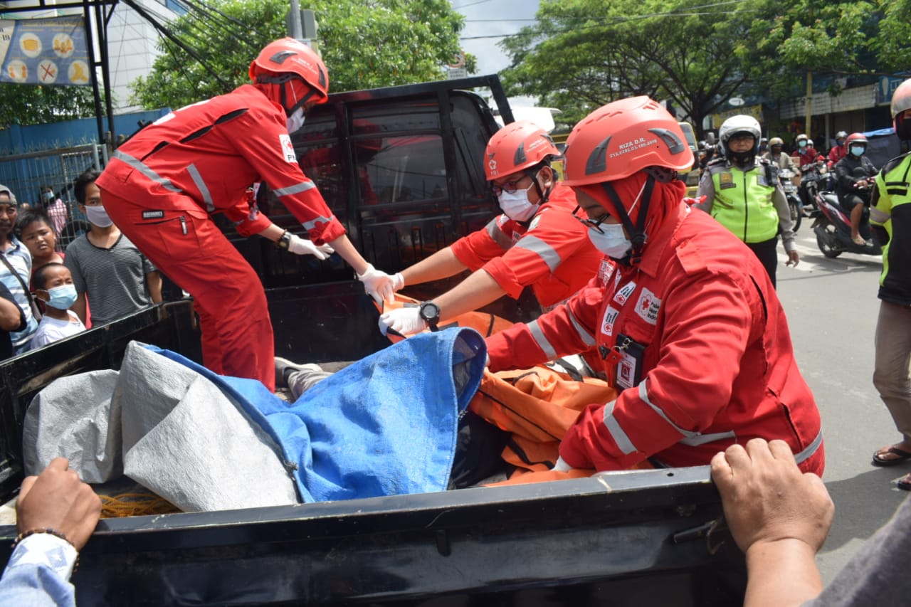 Personel PMI dan Kepolisian hendak mengangkut korban jiwa kedalam se unit mobil PMI Kota Tangerang, di kawasan Karawaci, Kota Tangerang, Selasa (8/12/2020).
