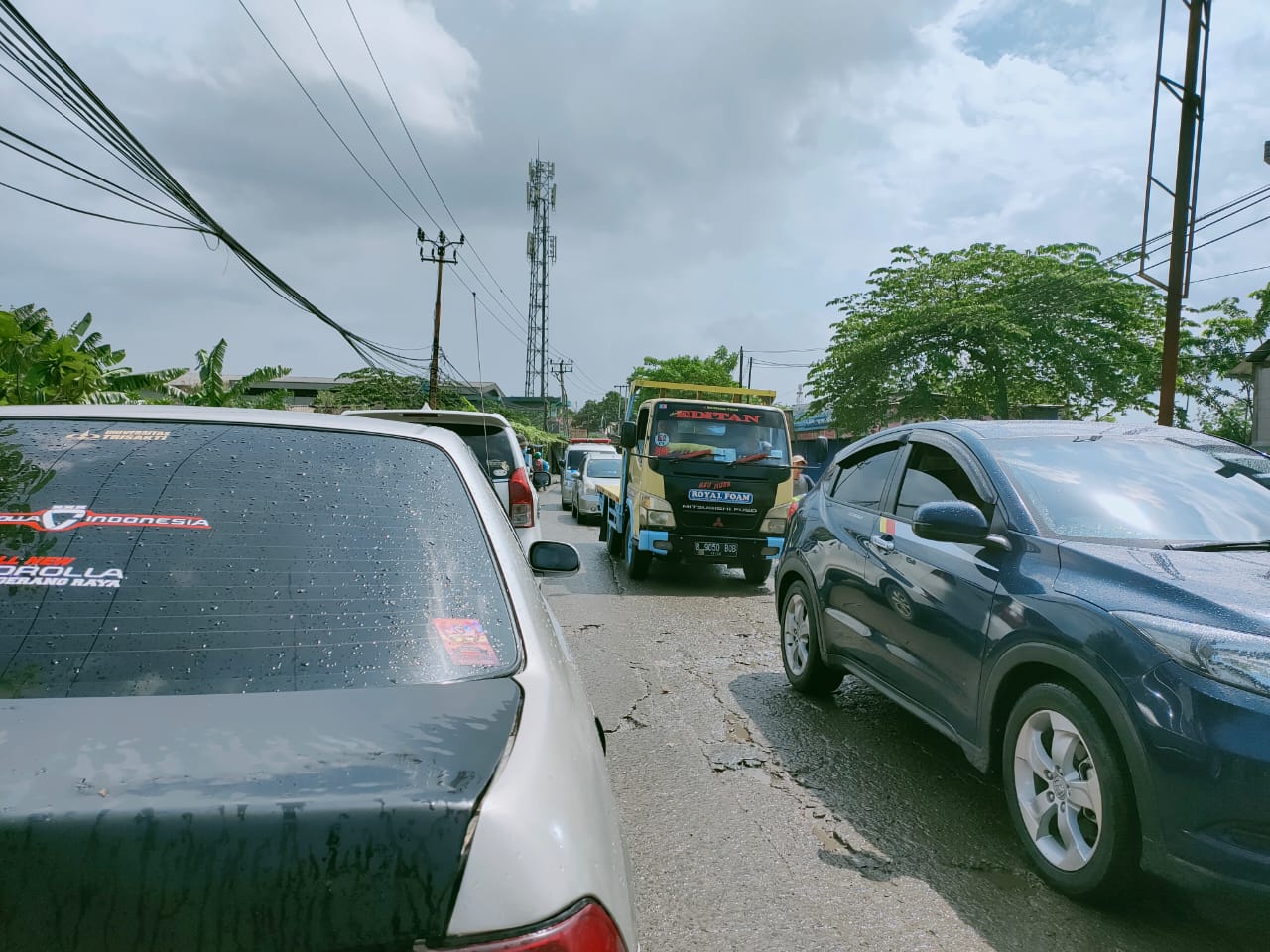 Suasana proyek perbaikan jalan di ruas Jalan Raya Pasar Kemis, Kampung Cilongok, tepatnya di depan Situ Cilongok, Kecamatan Pasar Kemis, Kabupaten Tangerang, Selasa (8/12/2020).