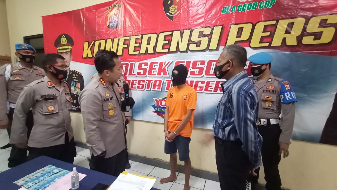 Kapolresta Tangerang Kombes Ade Ary Syam Indradi (tengah) beserta jajaranya saat mewawancarai pelaku insiden pembobol mesin ATM dengan modus mencabut colokan listrik (steker) dalam jumpa pers, Kabupaten Tangerang, Rabu (9/12/2020).